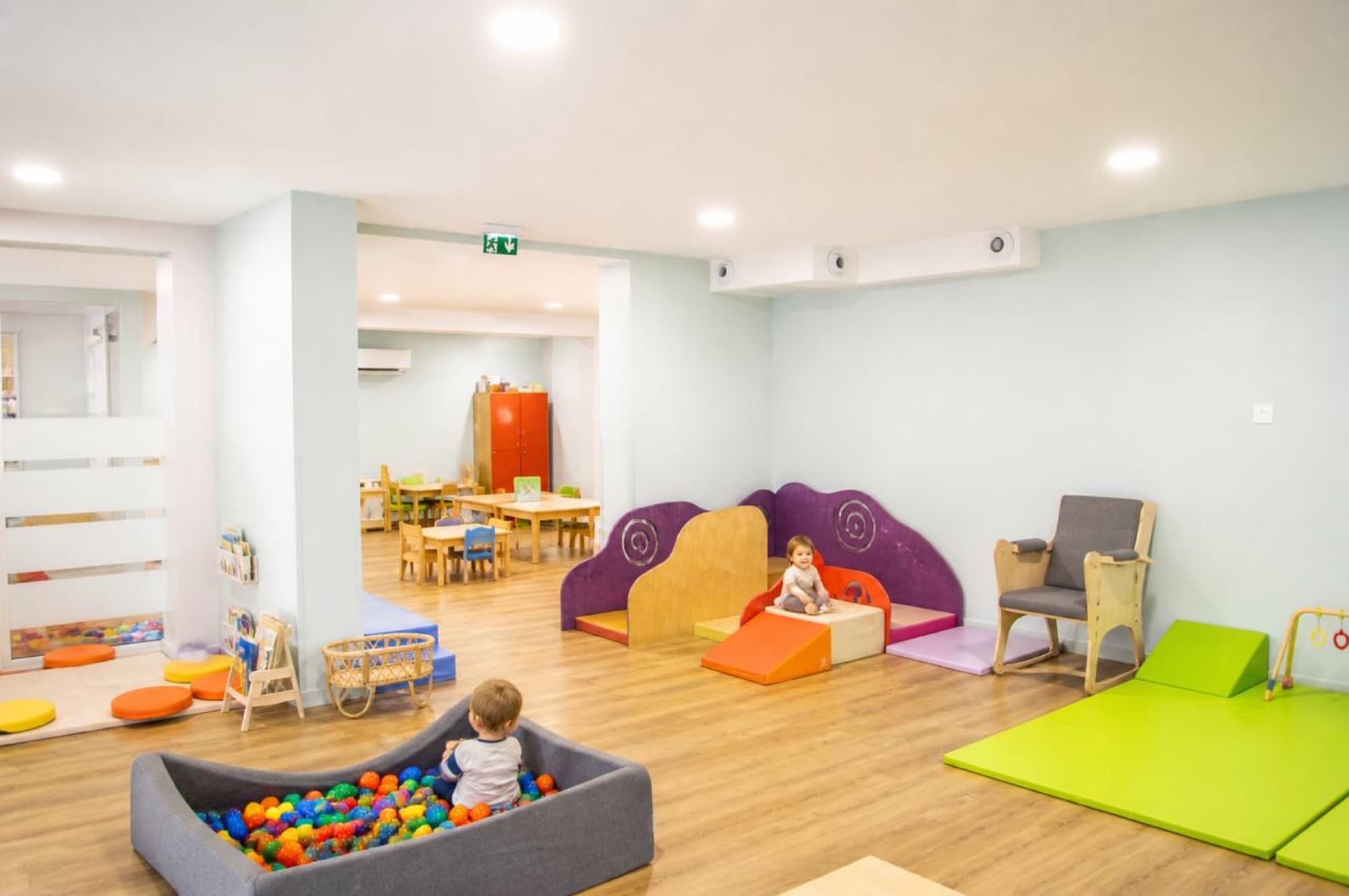 Salle de jeux avec piscine à balles et modules de motricité